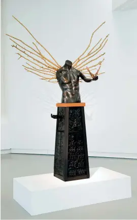  ??  ?? « Mohamed Bouazizi ». 2014. Bronze sur socle de terre et bois. (Ph. M. Anssens). Bronze on clay and wood