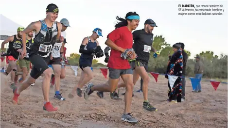  ??  ?? El maratón, que recorre senderos de 55 kilómetros, ha comenzado: hombres y mujeres corren entre bellezas naturales