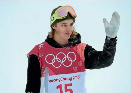  ?? GETTY IMAGES ?? Carlos Garcia Knight offers a wave and a rueful smile after finishing 11th of 12 competitor­s in the men’s big air finals.