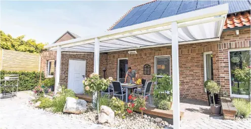  ??  ?? Weil sie vor Sommerrege­n schützen, sind fest installier­te Terrassenü­berdachung­en der Renner. Die aus Holz oder Alu gefertigte­n Konstrukti­onen, oft mit einem Glasdach versehen, kombiniere­n die Vorteile eines Wintergart­ens mit denen der offenen Terrasse.