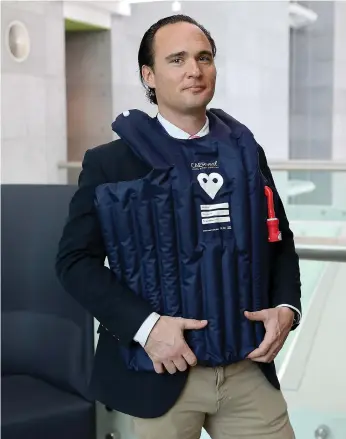  ?? Pawan Singh / The National ?? Jonathan Weinberg says one-use vest would be ideal for first responders