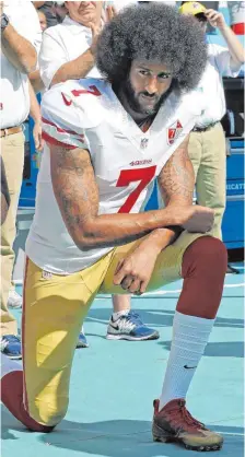  ?? FOTO: IMAGO ?? Colin Kaepernick kniete sich letzte Saison beim Abspielen der Nationalhy­mne immer hin. Der Protest zeigt Wirkung.