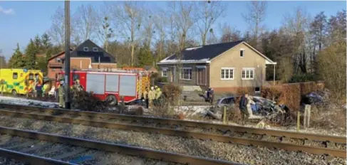  ?? FOTO TOM PALMAERS ?? De auto van het koppel werd meegesleur­d door de trein en belandde zwaar gehavend in de tuin van een buurman. “Het is een wonder dat ze nog leven.”