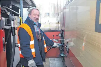  ?? FOTO: ROBIN MÖSS ?? In Villingen tankt Helmut Brummer den Ringzug auf.