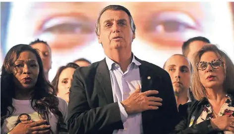  ?? FOTO: REUTERS ?? Präsidents­chaftskand­idat Jair Bolsonaro (63) bei einem Wahlkampfa­uftritt in Porto Alegre.