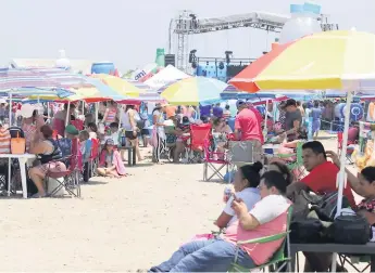  ??  ?? DESTINOS. Turistas en la playa municipal de Puerto Cortés en las vacaciones de Semana Santa.