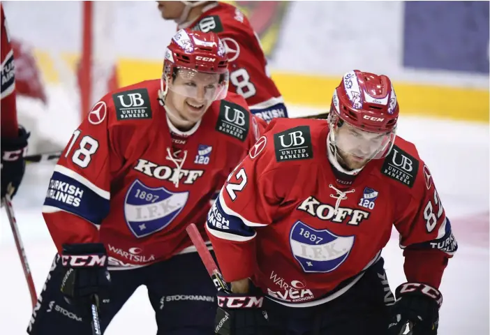  ?? LEHTIKUVA / MARTTI KAINULAINE­N ?? HIFK:s Teemu Tallberg (v) ja Jarkko Malinen jublar över Malinens 2-0-mål.