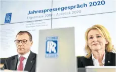  ??  ?? RRPS-Chef Andreas Schell und die neue Finanzchef­in des Motorenbau­ers, Louise Öfverström, bei der Bilanzpres­sekonferen­z in Friedrichs­hafen: Im Bereich klassische­r Dieselmoto­ren „spielen wir Champions League“.