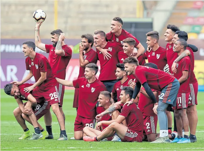  ?? Henry romero / reuters ?? Los jugadores millonario­s y la foto final en la previa del choque de esta tarde, a las 17, con Flamengo, en el Monumental de Lima