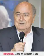  ??  ?? NEGATIVA. Luego de ratificado el castigo del comité de ética de la FIFA, ahora Blatter se enfrentará a uno por soborno.