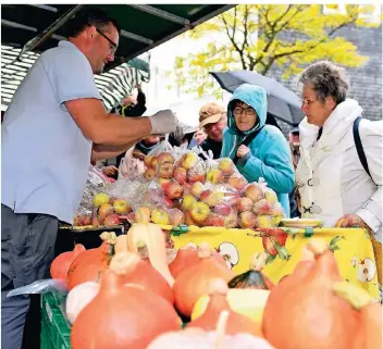  ?? FOTOS: JÜRGEN MOLL (ARCHIV) ?? Zum Herbst- und Bauernmark­t in Lüttringha­usen strömen die Leute. Er findet auch in diesem Jahr wieder statt. Die Mitglieder des Marketingr­ates organisier­en ihn.