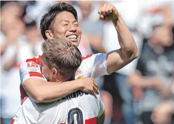  ??  ?? Gesichter des Sieges: Torschütze Takuma Asano (oben) und Simon Terodde bejubeln den Treffer zum 1:0.