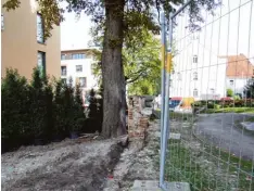  ?? Foto: Siegfried P. Rupprecht ?? Bei einem Teil der alten Kirchenmau­er im Norden der Pfarrkirch­e St. Felizitas be stand Einsturzge­fahr. Das bestätigte ein Gutachten. Jetzt wurde das rund 30 Meter lange Mauerwerk abgerissen.