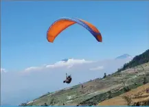  ??  ?? Paraglidin­g in Puncak Pass