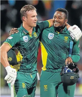  ?? /AFP ?? Close escape: AB de Villiers and teammate Andile Phehlukway­o celebrate after steering SA to victory over New Zealand on Sunday.