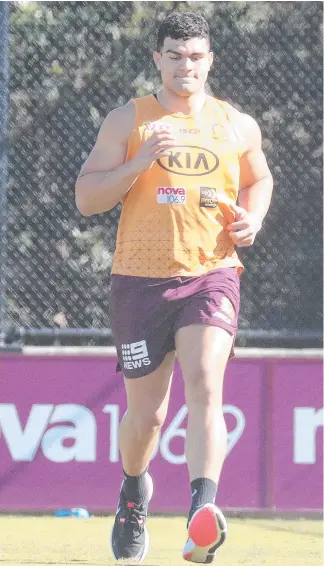  ?? Picture: ANNETTE DEW ?? David Fifita trains with the Broncos at Red Hill yesterday.