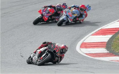  ?? JOSE SENA GOULAO/EFE ?? Maverick Viñales es seguido por sus compatriot­as Marc Márquez y Jorge Martín.