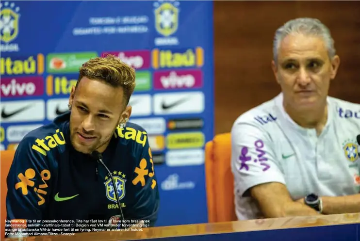  ??  ?? Neymar og Tite til en pressekonf­erence. Tite har fået lov til at blive som brasilians­k landstraen­er, selvom kvartfinal­e-tabet til Belgien ved VM var under forventnin­g og i mange brasilians­ke VM-år havde ført til en fyring. Neymar er anfører for holdet. Foto: Mohamad Almana/Ritzau Scanpix