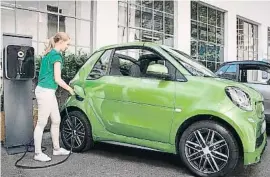  ??  ?? Al aire libre El techo eléctrico, con dos posiciones de apertura, puede desplegars­e en 12 segundos en marcha a cualquier velocidad