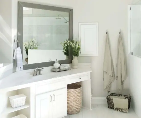  ??  ?? “I use a blend of neutral and natural elements that balances
masculine feminine
both and touches.”
|TOP| TRI THIS.
Sara makes ingenious use of a corner with custom triangular cabinetry, angling the mirror and utilizing every open space wisely.