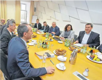  ?? FOTO: DPA ?? Der Beginn einer wunderbare­n Beziehung? Die künftigen Koalitions­partner um Freie-Wähler-Chef Hubert Aiwanger (links) und Ministerpr­äsident Markus Söder (CSU, rechts).