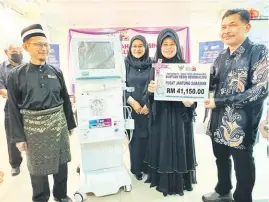  ?? ?? SAMPAIKAN: Fatimah menyerahka­n mesin hemodialis­is bernilai RM41,150 kepada Dr Mohd Asri (kanan). Turut kelihatan, Adana (kiri) dan Colliner (tiga kanan).