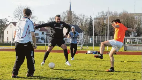  ?? Foto: Katrin Fischer ?? Ex Nationalto­rwart Tim Wiese spielt mit den Fußballern der Regens Wagner Mannschaft im „Eckle“.