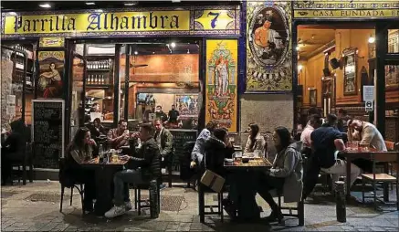  ??  ?? Les restaurant­s (comme ici à Madrid le 27 mars), bars, commerces et musées sont restés ouverts en Espagne.