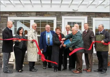  ?? JOHN BREWER - ONEIDA DAILY DISPATCH ?? Local leaders hold a ribbon cutting at the City Centre Apartments in Oneida on Wednesday, Oct. 26, 2016.