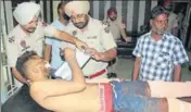  ??  ?? Victim Vinod Kumar giving his statement to police at the Bathinda civil hospital on Thursday. He later succumbed to his injuries at Guru Gobind Singh Medical College in Faridkot. SANJEEV KUMAR//HT