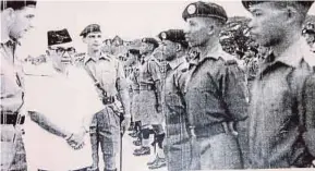  ??  ?? Abdullah (empat dari kanan) ketika lawatan bekas Perdana Menteri yang ketika itu Menteri Pertahanan, Tun Razak Hussien pada 1965 di Ipoh, Perak.