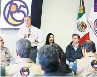  ??  ?? El aspirante del PRI-PVEM-NA (izq.), José Antonio Meade, en una reunión con integrante­s de la Ruta Cinco.