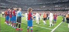  ??  ?? El Barça hace el famoso pasillo al Madrid el 7 de mayo de 2008.