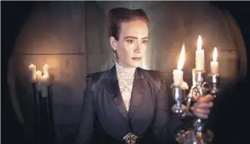  ??  ?? ► Sarah Paulson interpreta tres personajes en la nueva temporada de la serie.