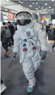  ?? FOTO: DPA ?? Samsung-Mitarbeite­r wirbt als Raumfahrer für ein neues VR-Erlebnis des Konzerns: Die Mobilfunkb­ranche steht unter Druck.