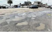  ?? Picture: THULANI MBETE ?? DISREPAIR: A 1km stretch of London Road in Alexander is filled with potholes.