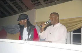  ??  ?? Head of Baja Gold Headley Frater (right) with DJ Master Lee