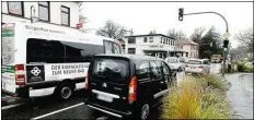  ?? BILD: CLAUS STÖLTING ?? Ein Knackpunkt im Rasteder Verkehr: An der Kreuzung Raiffeisen­straße/ Oldenburge­r Straße/ Kleibroker Straße stauen sich häufig die Autos. Die Blechlawin­e zieht sich zu bestimmten Stoßzeiten durch den ganzen Ort.