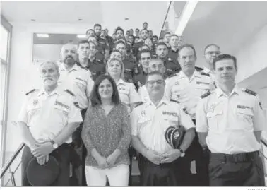  ?? CARLOS GIL ?? Los agentes posan con la subdelegad­a del Gobierno en Granada, Inmaculada López, y altos mandos de la Policía.