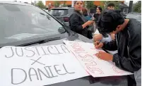  ?? ?? ▮ Los amigos de Daniel, realizaron cartelones de protesta en donde exigían justicia.