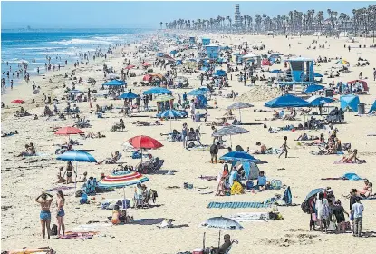  ?? Ap ?? Mucha gente y pocos cuidados en Huntington Beach, en el sur de California