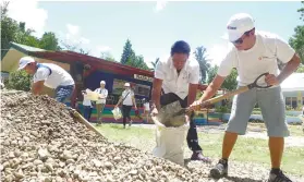  ?? CONTRIBUTE­D FOTO ?? BRIGADA. Vivant’s employee-volunteers have their hands full doing the concreting of the school ground as one of the company’s Brigada Eskwela activities.