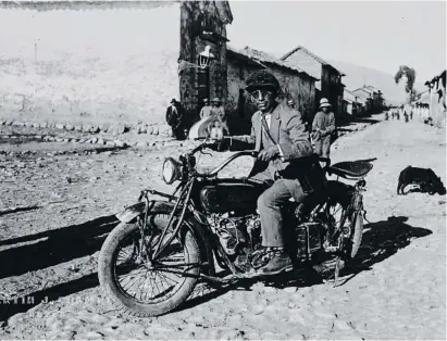  ?? MARTÍN CHAMBI T COL·LECCII RAN MALLER ?? Autoretrat a la moto de Mario Pérez Yáñez, primera moto de Cusco, el 1934