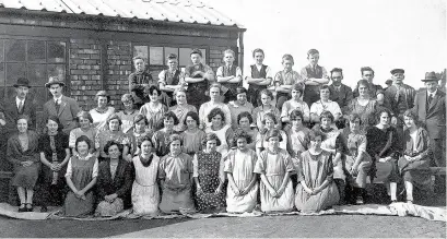  ?? Lavery’s staff pictured 1925 with, far left, Mr Harrison and Issac Herbert Lavery and, far right, Mr Mann next to Old Bill ??