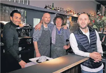  ??  ?? Kent Steinbach (von links), René Lindemann, Robert Hülsmann und Dennis Lieske setzen auf bodenständ­ige französisc­he Küche.