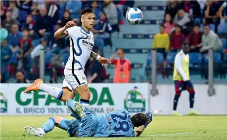  ?? (Afp) ?? Doppietta Il secondo gol di Lautaro Martinez al Cagliari: l’argentino supera Cragno con un tocco sotto