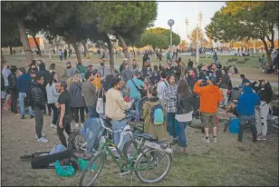  ?? (AP/Emilio Morenatti) ?? Local people gather at a public park in Barcelona, Spain.