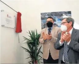  ??  ?? Leandro Martín y José Entrena ante la placa de la inauguraci­ón del edificio.