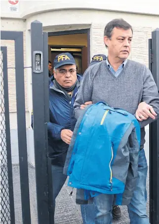  ??  ?? Víctor Manzanares sale de sus oficinas detenido y esposado