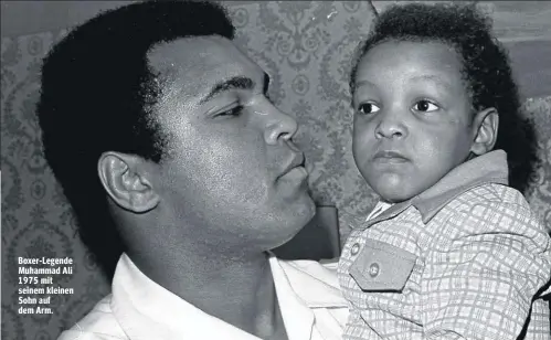  ??  ?? Boxer-Legende Muhammad Ali 1975mit seinem kleinen Sohn auf demArm.